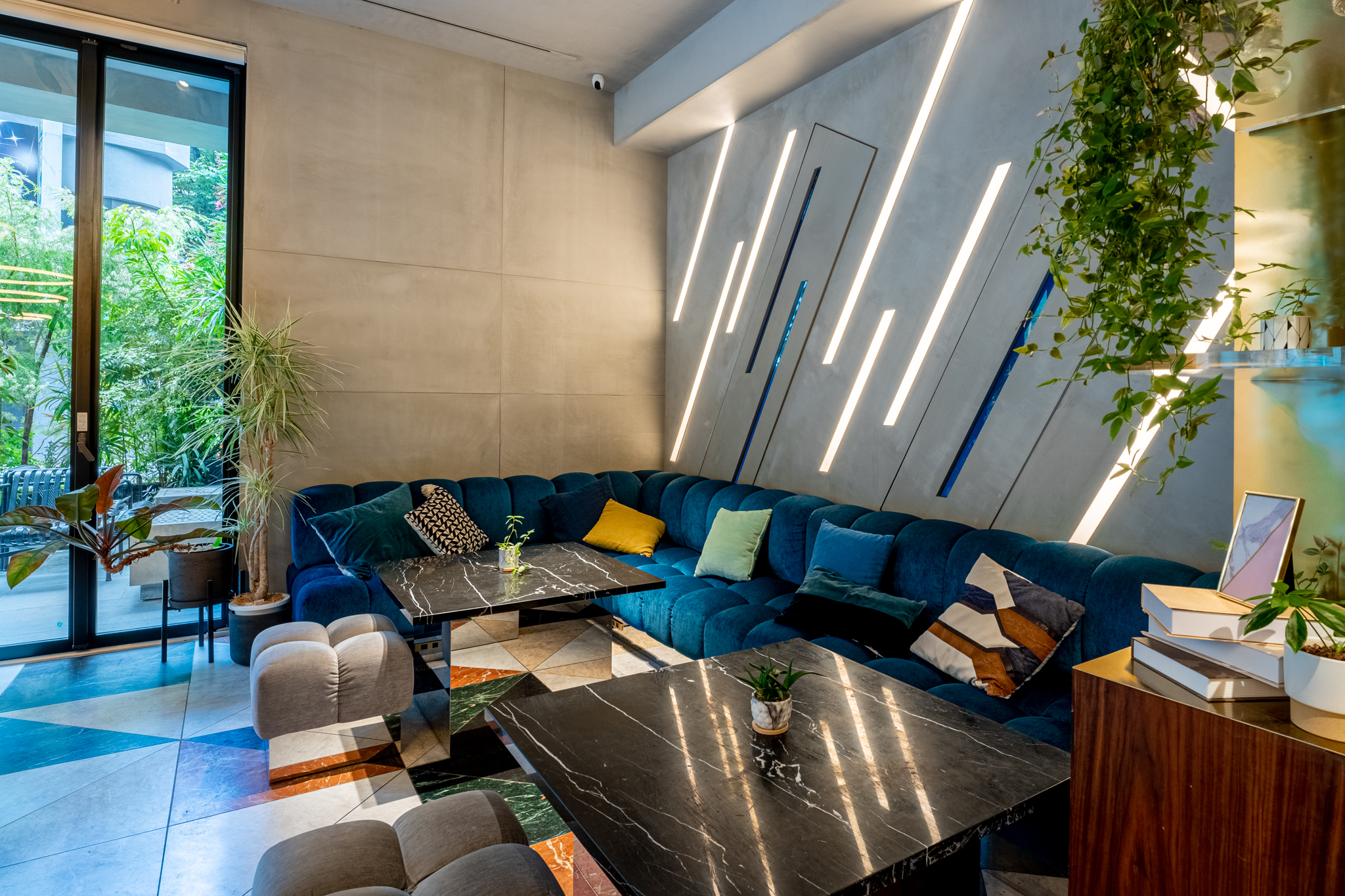 ホテルラウンジならではのゆったりくつろげるソファ席で