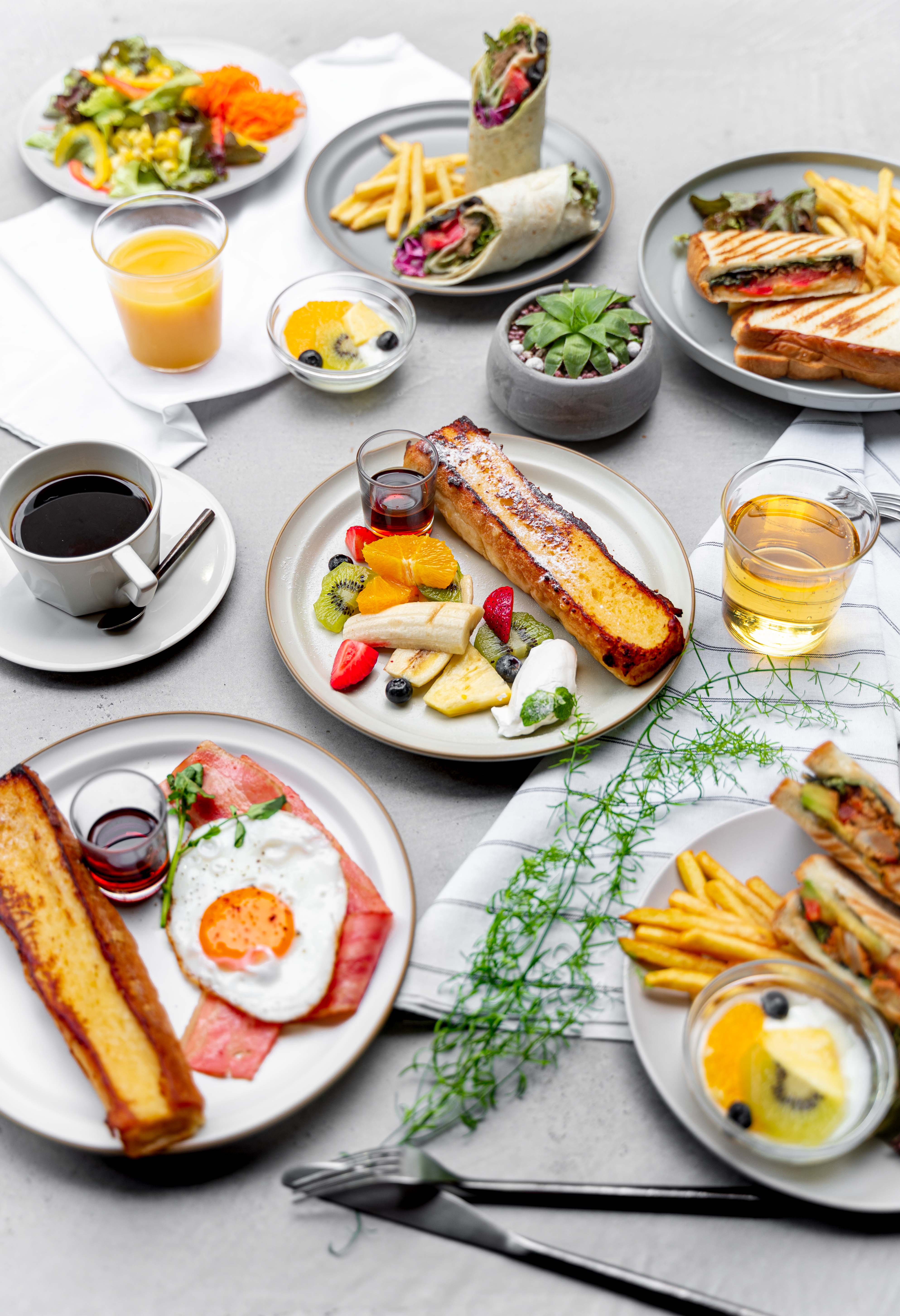 朝日とアートに包まれる朝。川崎で見つける「優雅なモーニング」