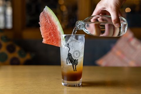 沖縄素材たっぷりのオリジナルクラフトコーラ「今帰仁スイカの美ら島コーラ」