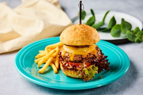 Classic Beef Cheeseburger w/Fries