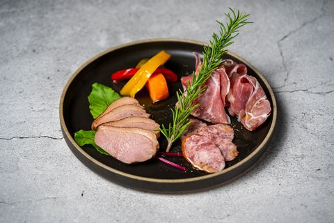 生ハム,サラミ,鴨肉のロースト盛り合わせ