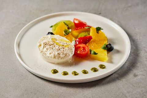 ブラータチーズとフレッシュフルーツの盛り合わせ 