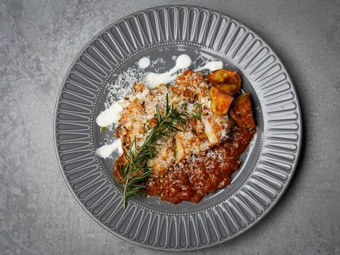 スパイシーチキンのチーズパン粉焼き