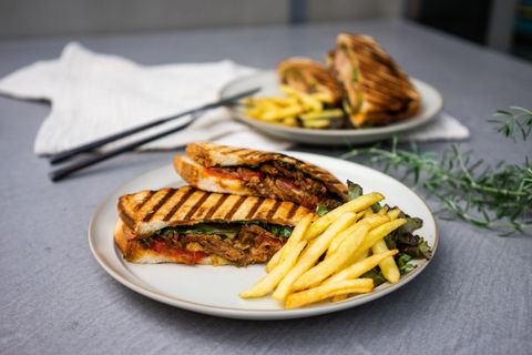 スペアリブとモッツァレラサンドイッチ