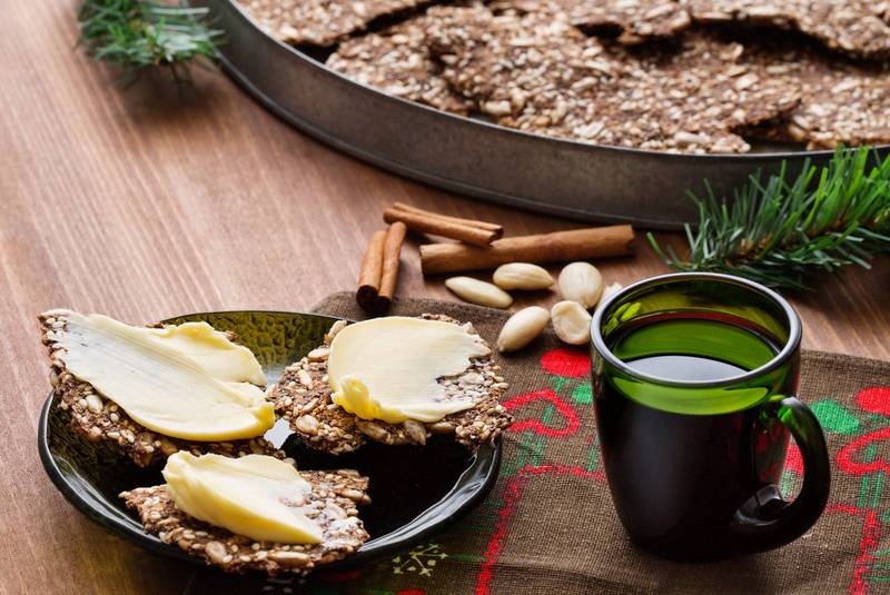 Low-carb pumpkin spice crackers