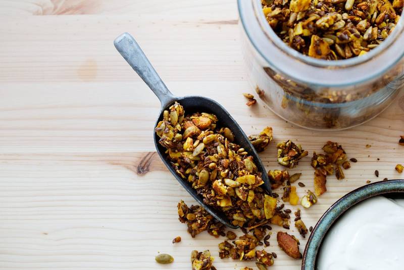 Golden low-carb granola