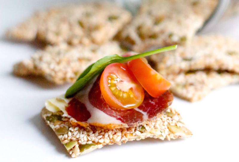 Low-carb sesame crispbread