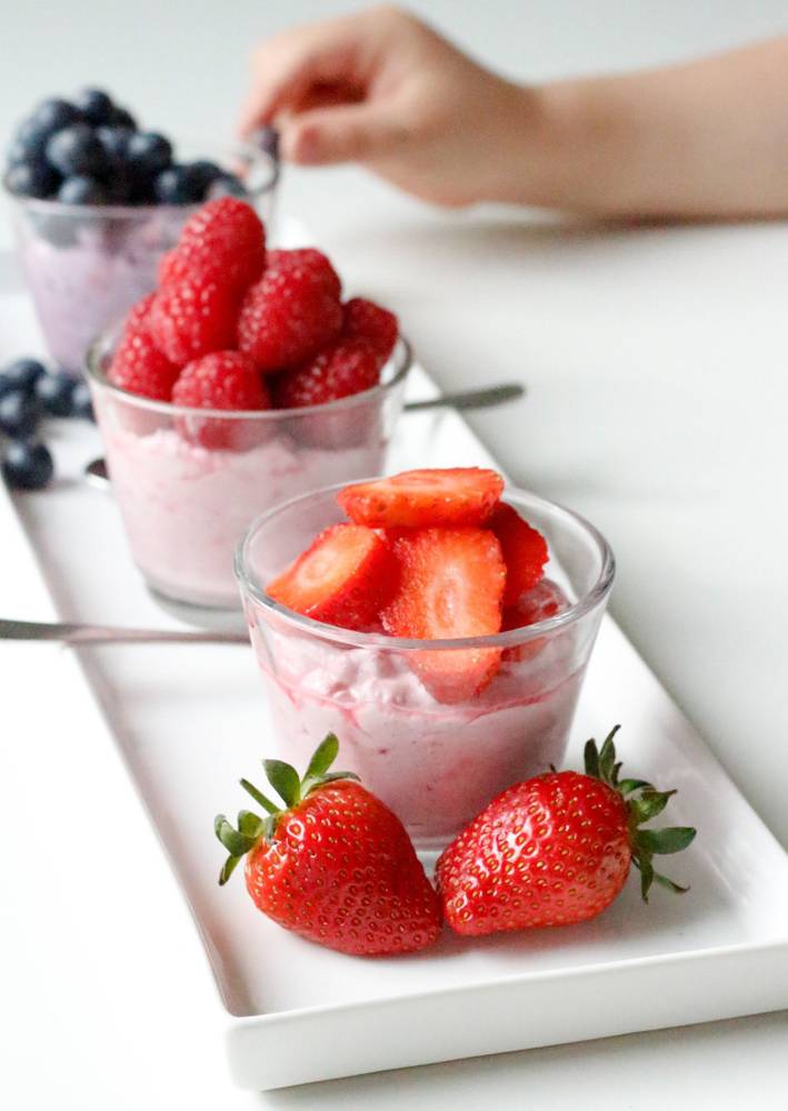 Low-carb coconut cream with berries