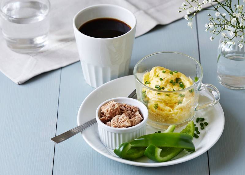 Scrambled eggs in a mug