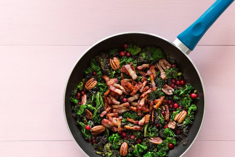 Butter-fried kale with pork and cranberries