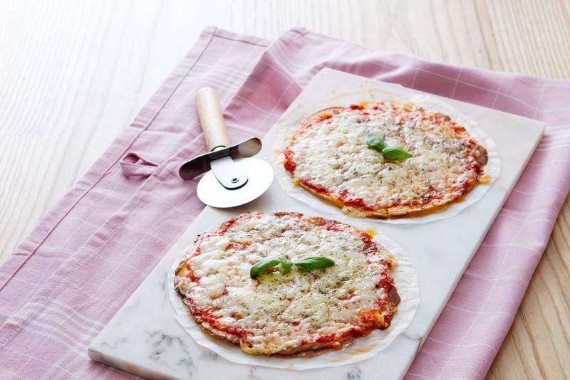 Low-carb tortilla pizza