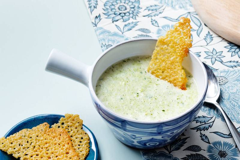 Creamy low-carb broccoli and leek soup