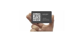 Personne tenant une carte de visite NFC
