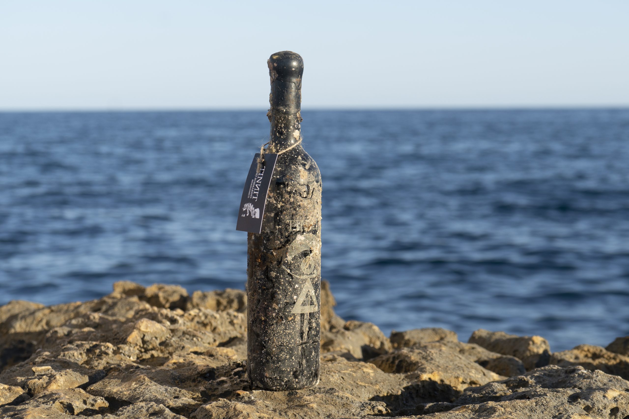 Botella de vino tinto Monastrell Tinnit, un vino premium envejecido bajo el mar.