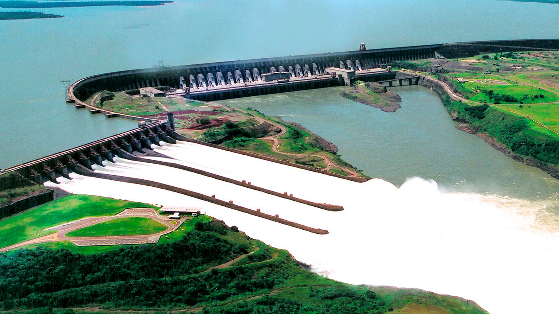 Vista de la enorme represa de Itaipu.