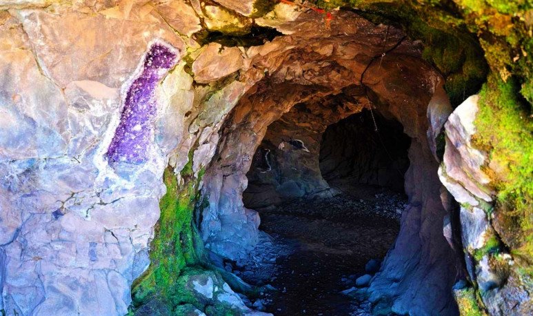Interior de una mina con geodas y cristales.