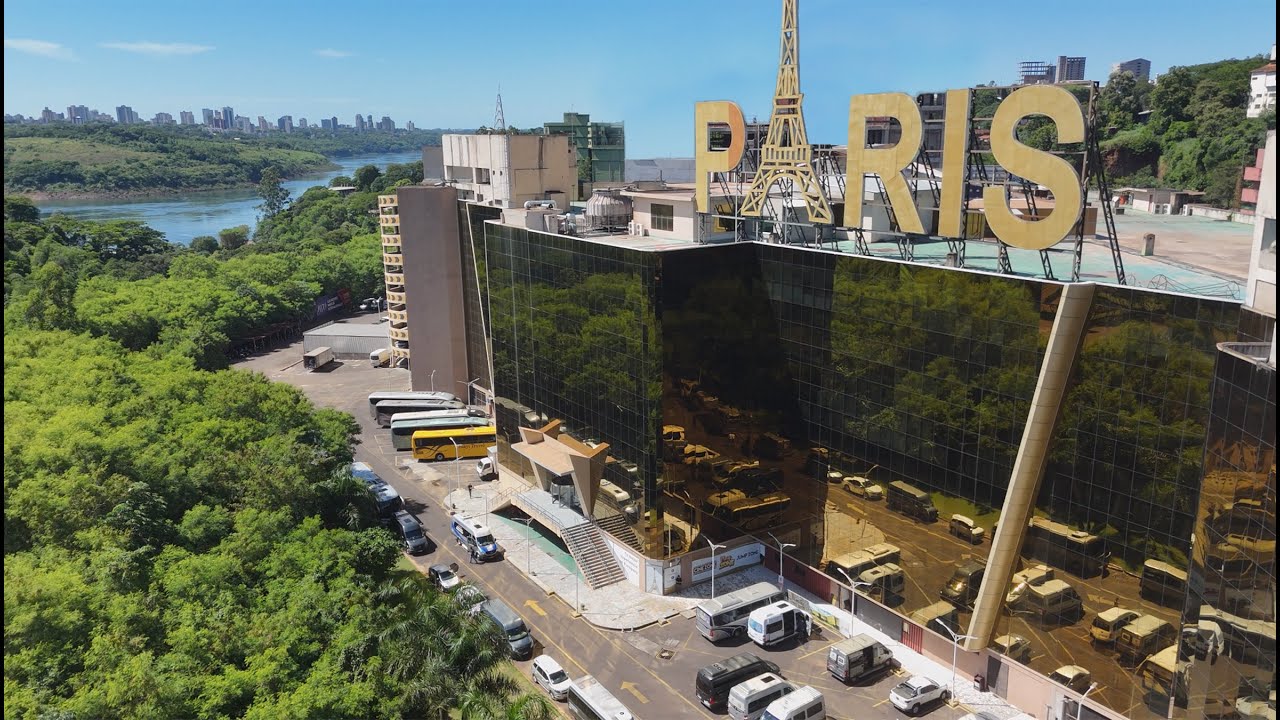Calle comercial concurrida en Ciudad del Este.