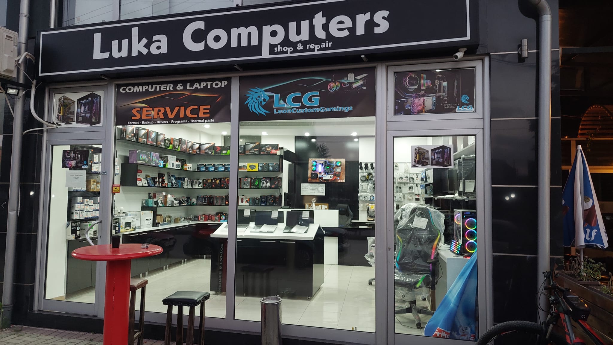 Продавница на Luka Computers во Гостивар - Ентериер и Екстериер