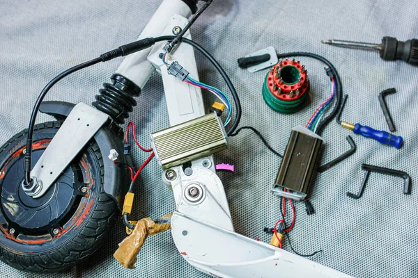 Поправка на мали Електрични возила - Electric scooter repair in progress