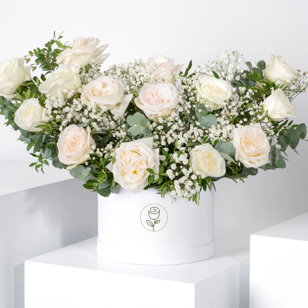 Elegancia Pura: Rosas Blancas y Crema en Caja