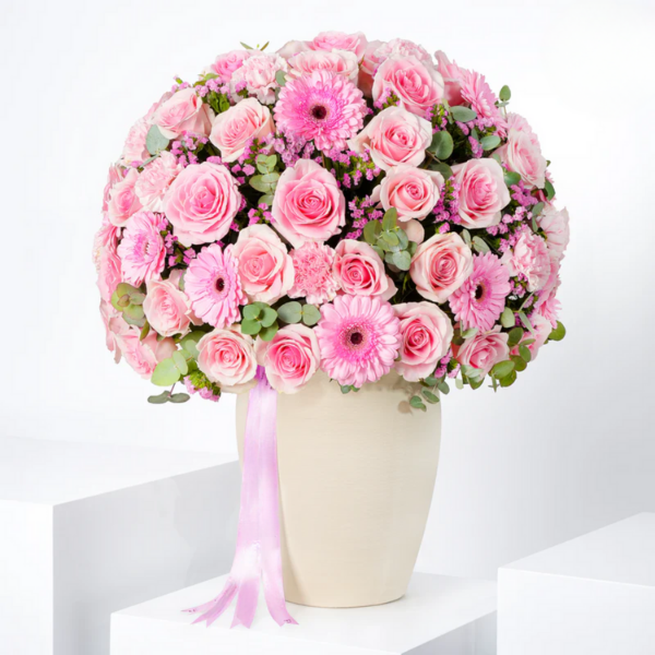 Esplendor Rosa: Arreglo de Rosas y Gerberas