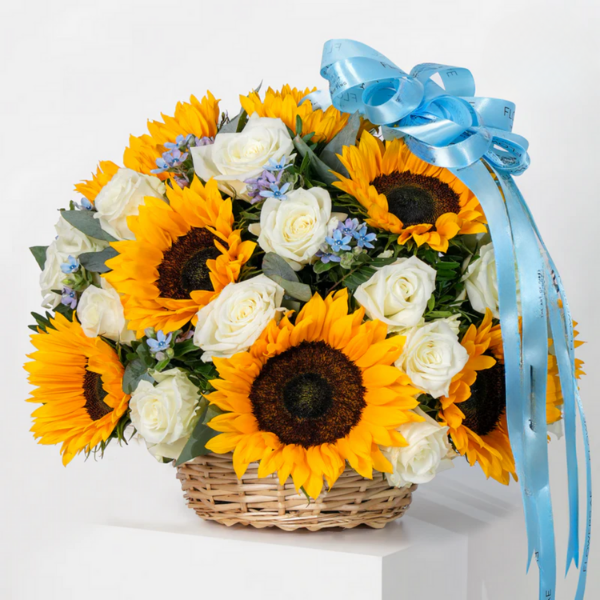 Cesta Alegría Radiante con Girasoles y Rosas Blancas