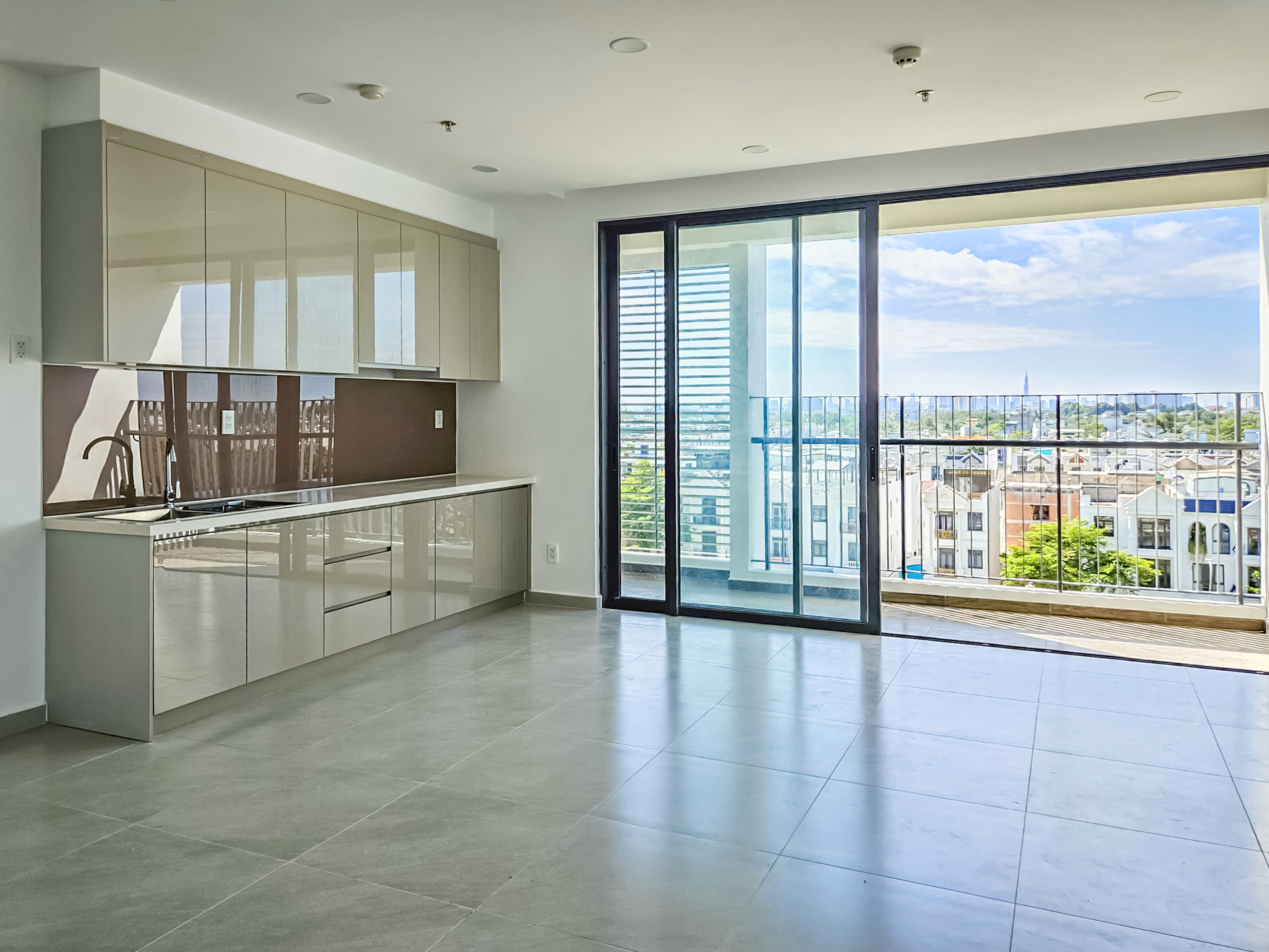 Ban công rộng rãi với tầm nhìn thoáng đãng, là nơi lý tưởng để thư giãn.