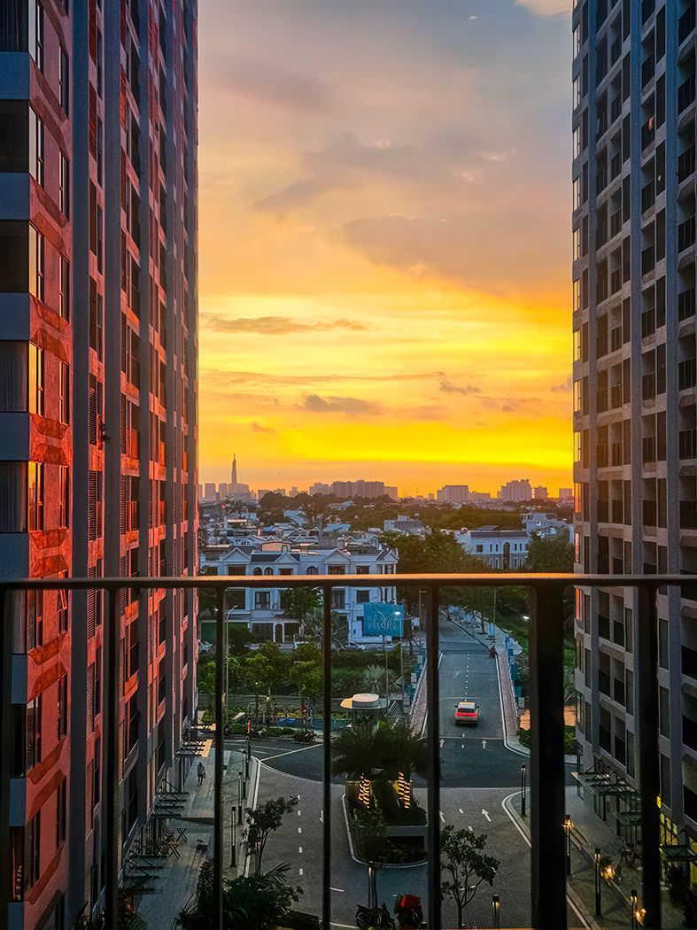 Ánh hoàng hôn buông xuống, nhuộm vàng không gian căn hộ và mang lại cảm giác bình yên, thư thái.