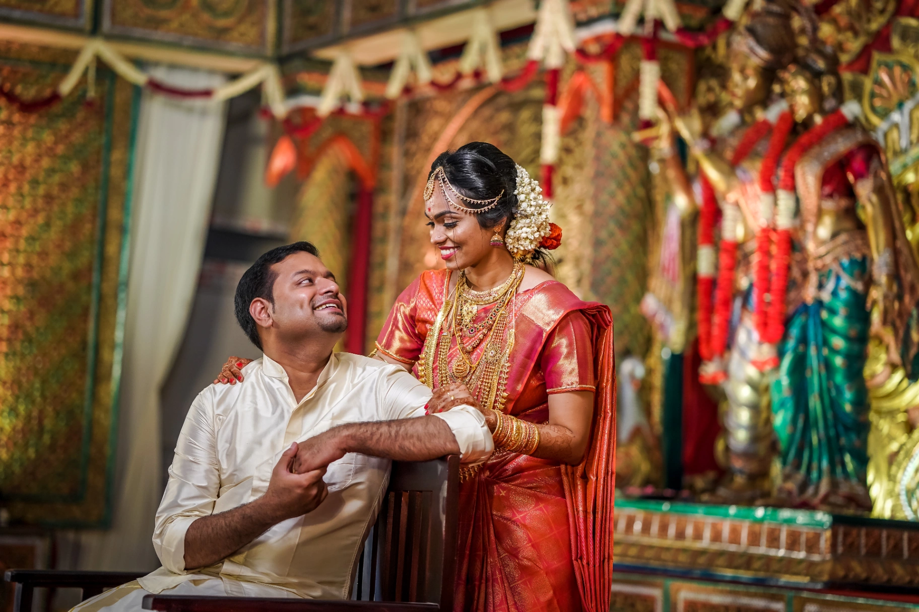 a smiling kerala couple candid photograhy on their wedding day