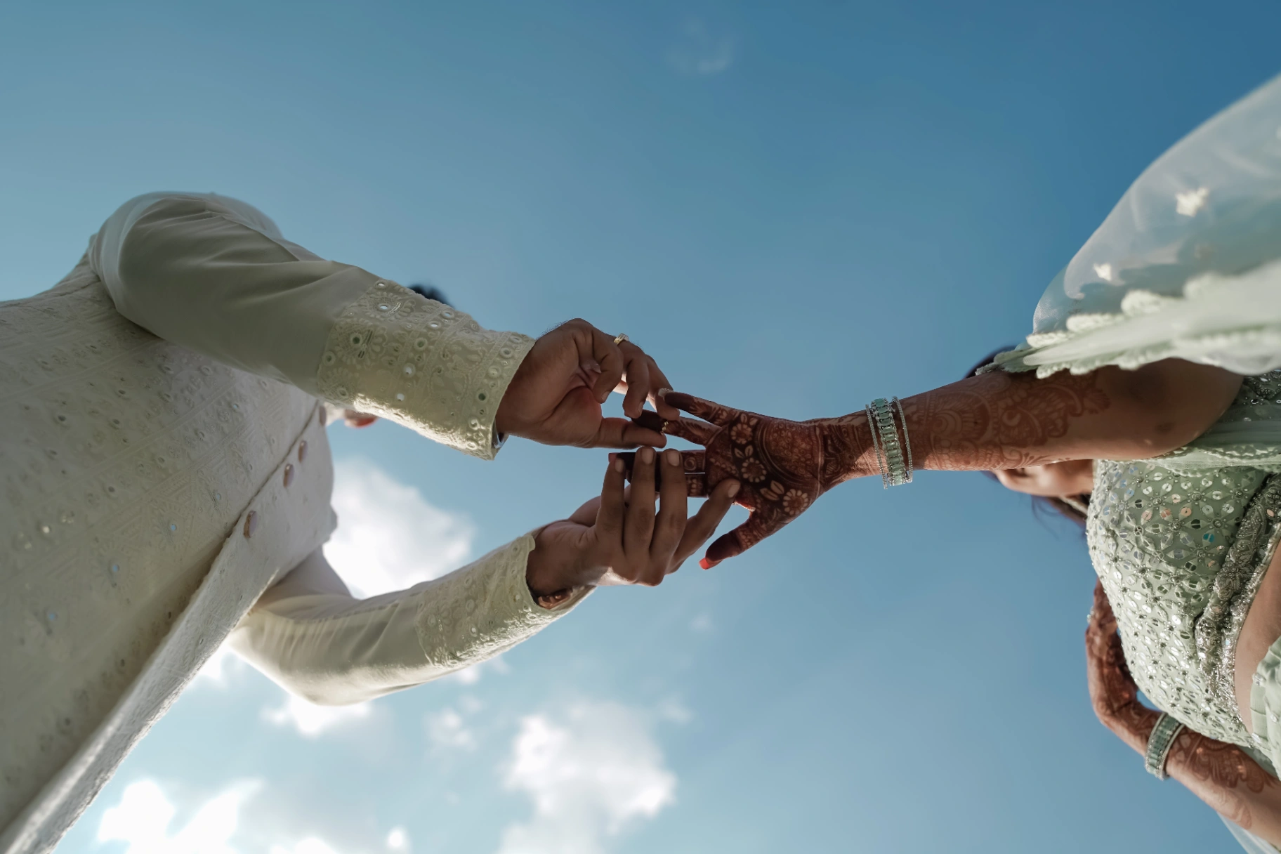 Indian wedding photography by Varmala Films in Thane