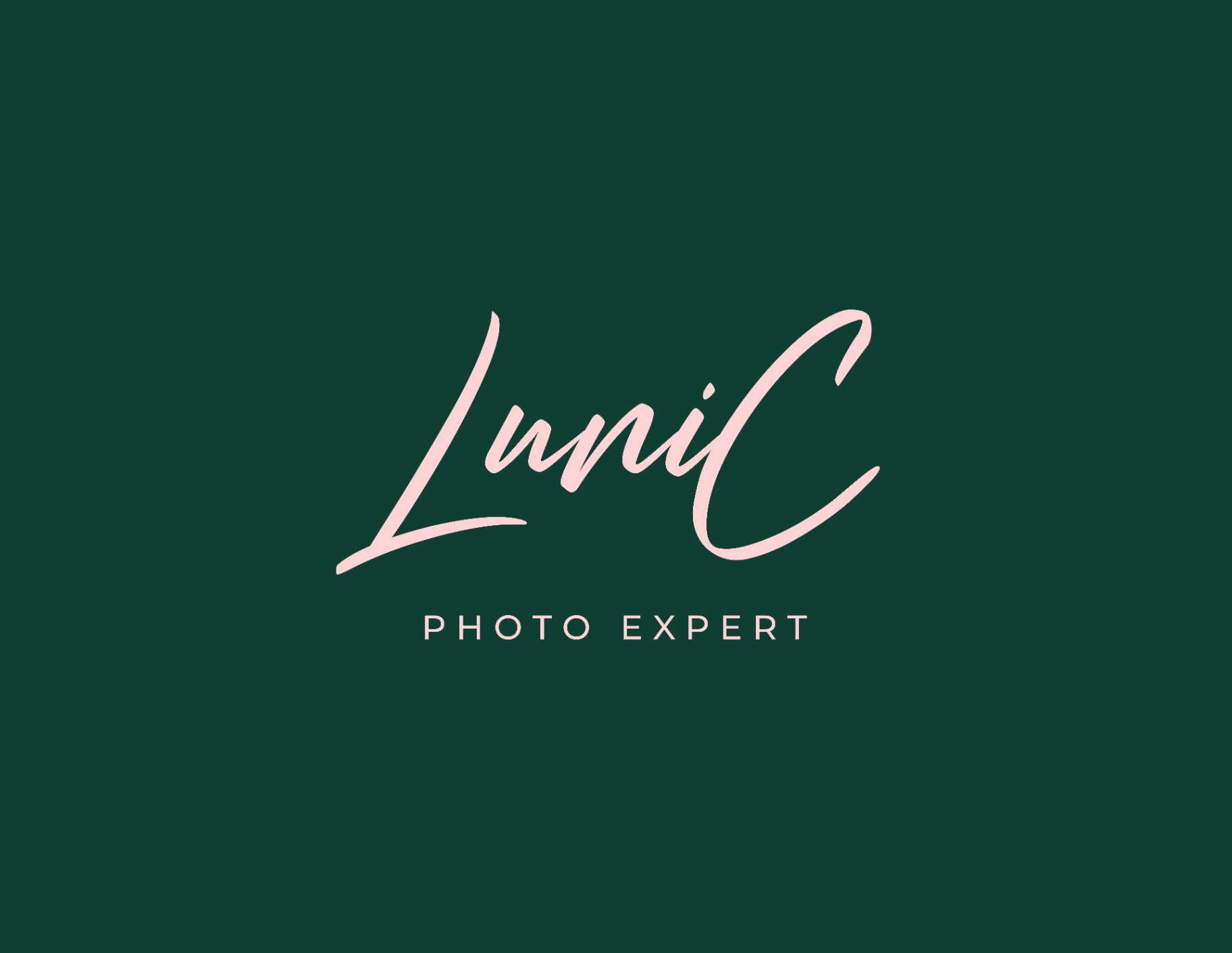 Headshot of Lunic Photo expert, the photographer behind Lunic Photo Expert.