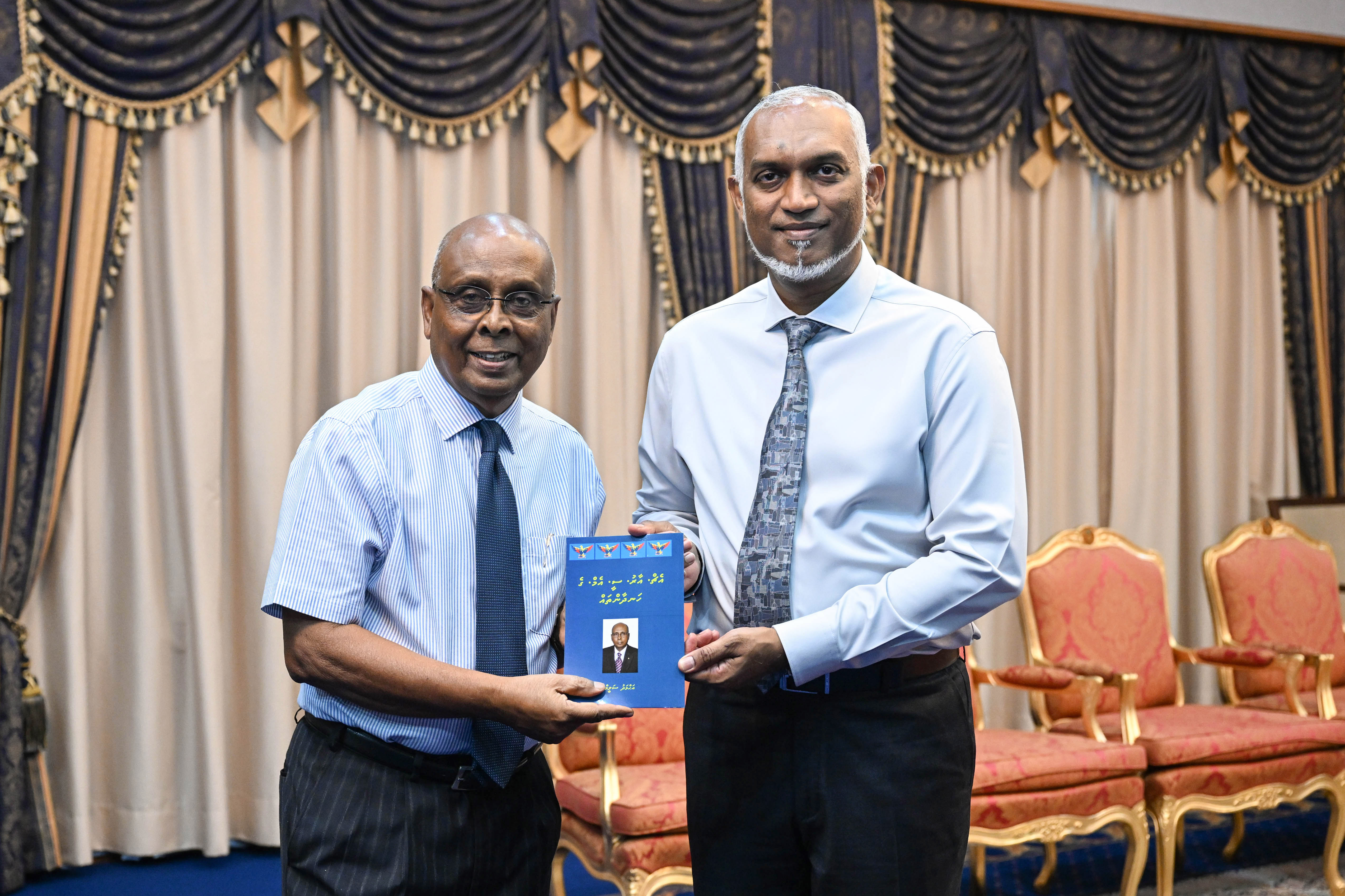 ''އެޗް.އާރު.ސީ.އެމް ގެ ހަނދާންތައް'' ރައީސުލްޖުމްހޫރިއްޔާއަށް ހަދިޔާ ކުރައްވައިފި