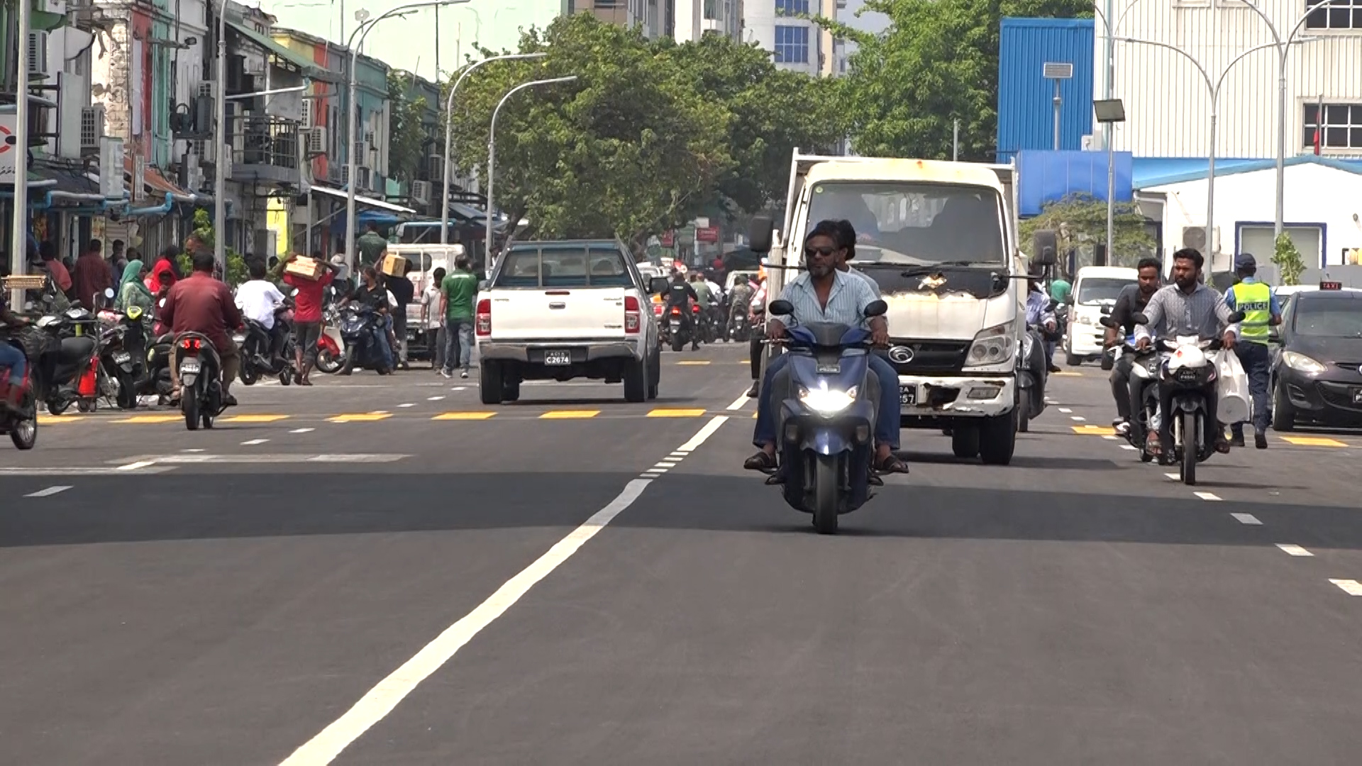 ބާޒާރުމަތީ މަގުގައި ތާރައަޅާ ދެކޮޅަށް ދުއްވޭ ގޮތަށް އާންމުންނަށް ހުޅުވާލައިފި