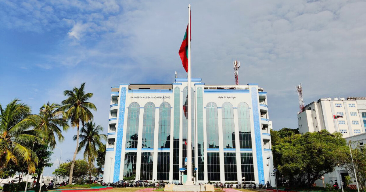 އޮޅިގެން އެހެން މީހަކާ ހަވާލުކުރެވުނު 94000 ރުފިޔާ ހޯދައި ވެރިފަރާތާ ހަވާލުކޮށްފި