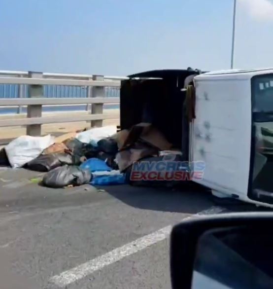 ކުނި ބަރުކޮށްގެން ދިޔަ ޕިކަޕެއް ބުރިޖުމަތިން ފުރޮޅާލައިފި