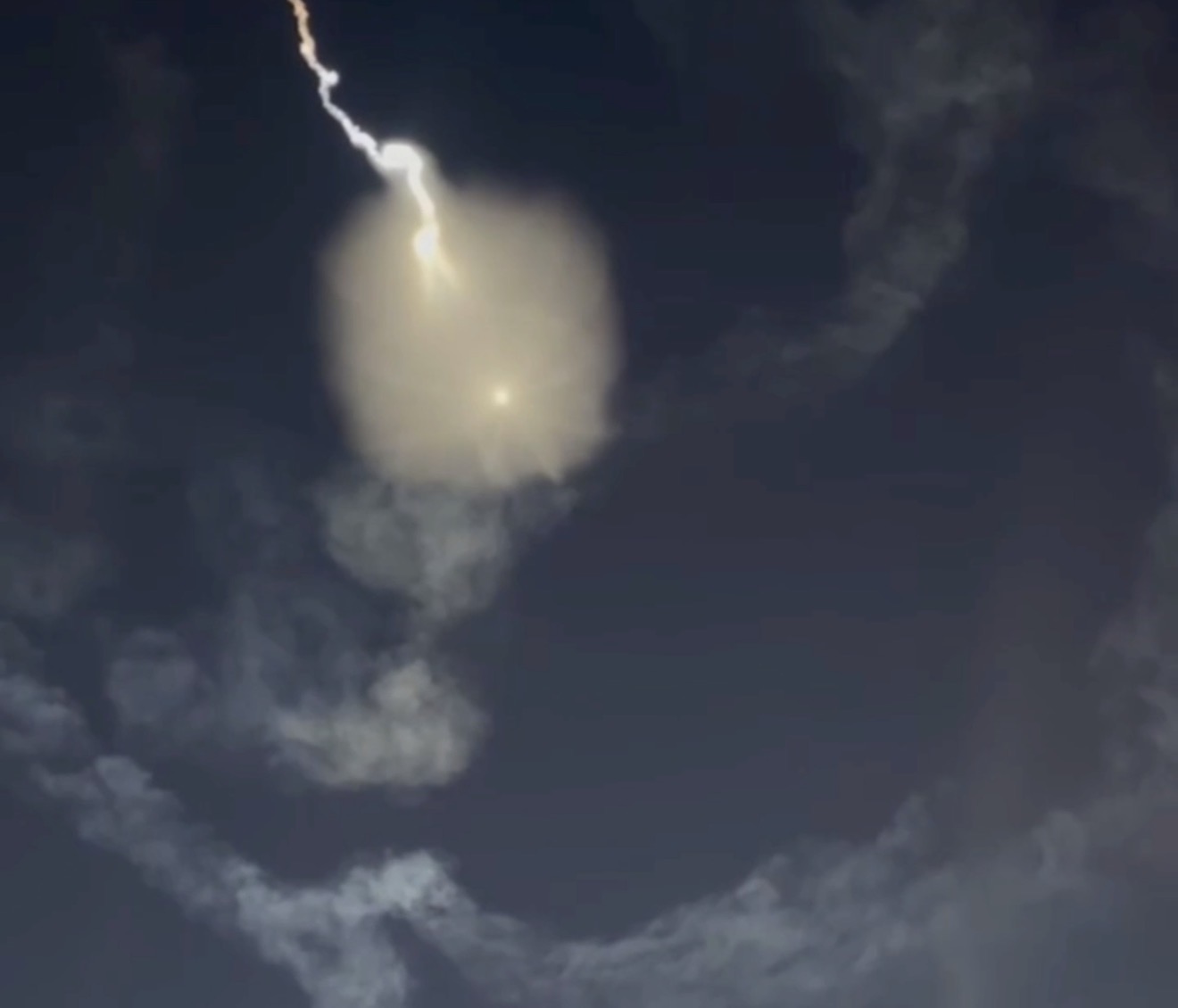 އީރާނުން އިސްރާއީލާއި ގަލްފުގައިވާ އެމެރިކާގެ ބޭސްތަކަށް ޙަމަލާދީފި