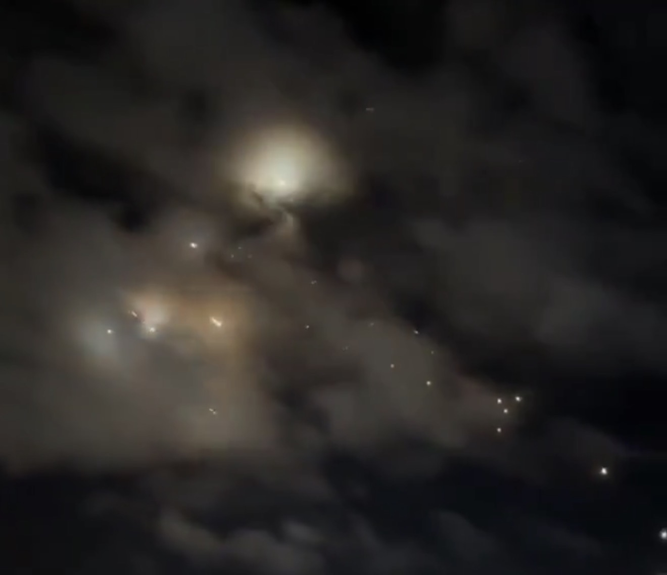 އީރާނުގެ މިސައިލް ހަމަލާތަކުން އިސްރާއީލްގެ އުޑުމަތި އަލިވެ، ދިފާއުވުމަށް ގާބިލުކަމެއް  ކުރެވޭނެ  އެއްވެސް  ކަމެއް ނެތް