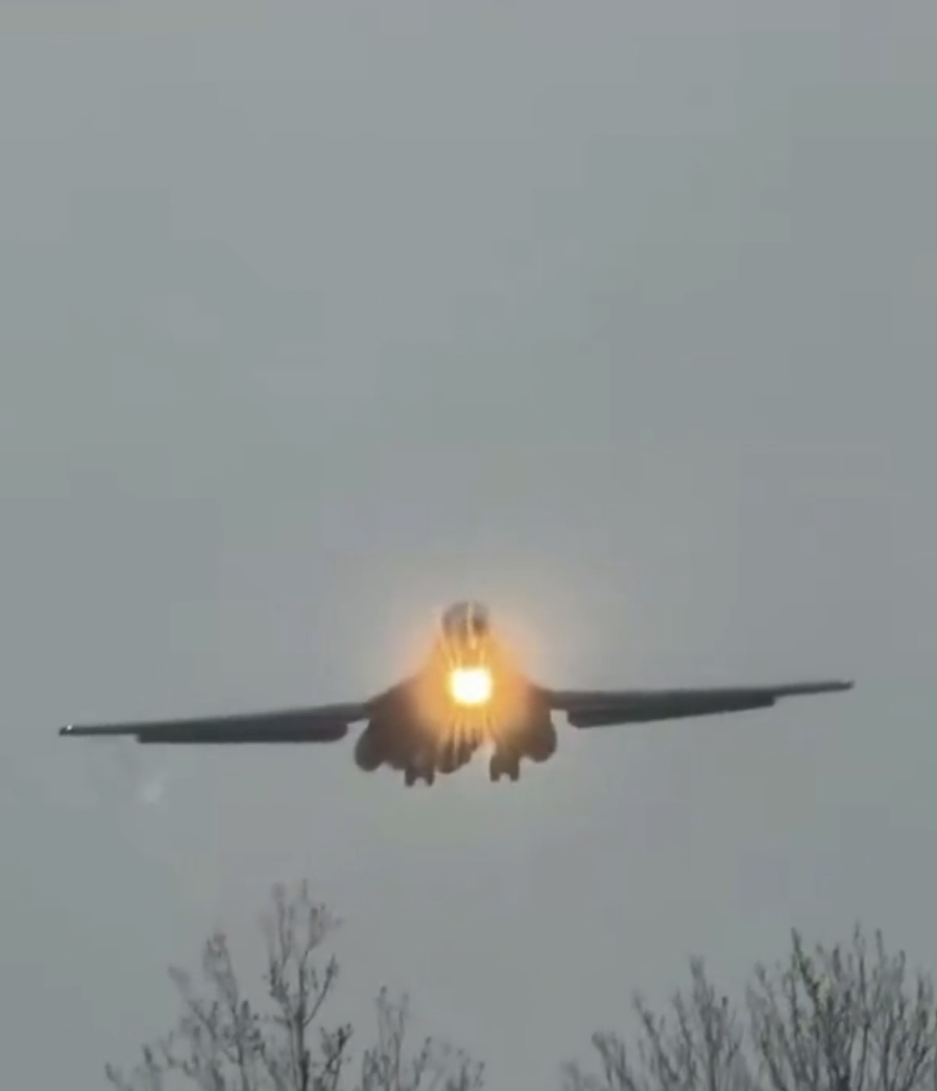 އީރާނަށް ހަމަލާދިނުމަށް ސްޓާމަރގެ ހުއްދަ: އިނގިރޭސި ބިމުގައި އެމެރިކާގެ ބީ-1 ބޮމްބަރެއް ޖައްސައިފި