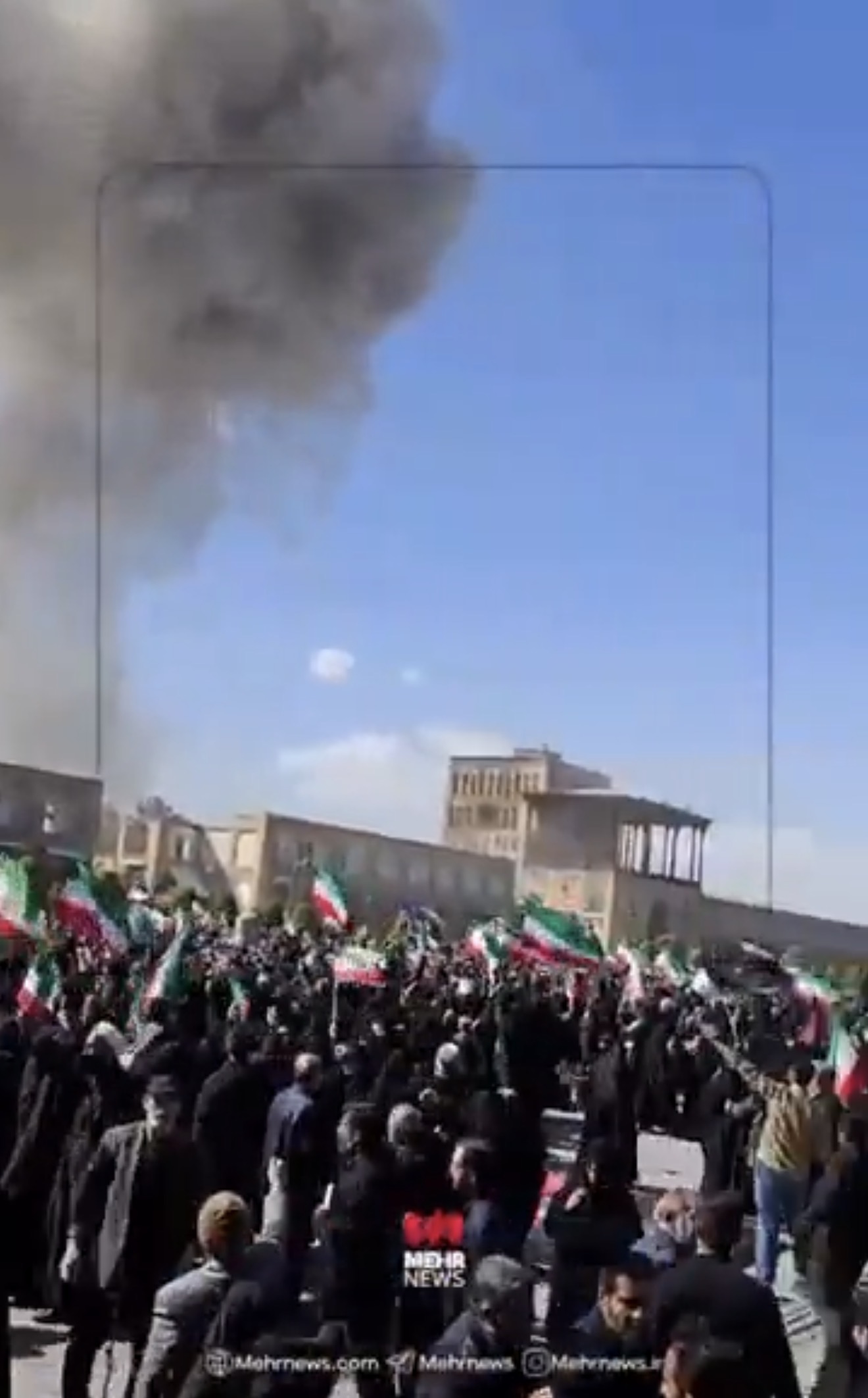 އިސްފަހާނަށް ދިން ހަމަލާތަކާ ގުޅިގެން ހައިރާންކުރުވަނިވި މަންޒަރުތަކެއް: "ﷲ އަކުބަރު"ގެ ގޮވުންތަކާއި، ހާމަނެއީއަށް ތާއީދު