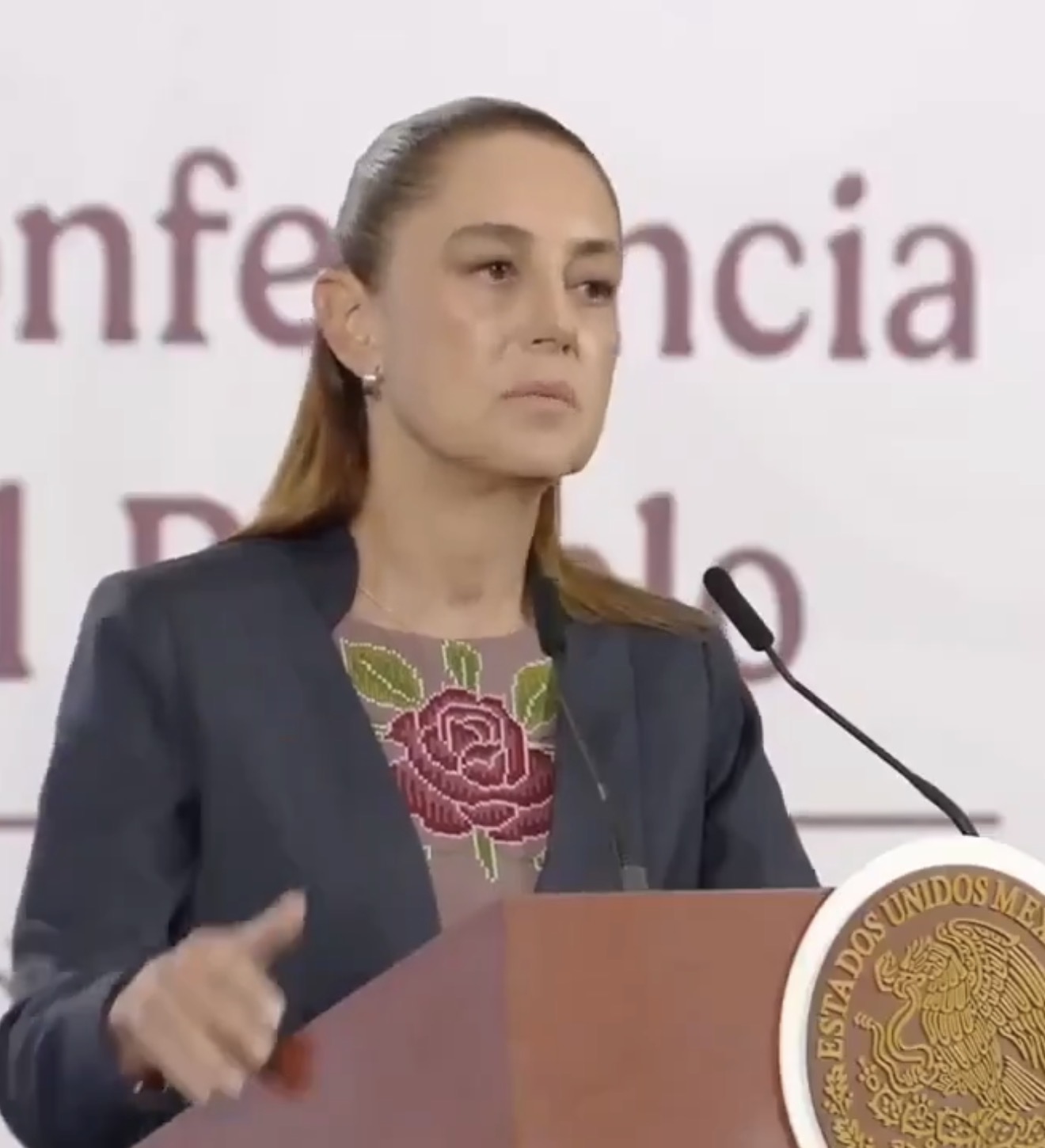 މެކްސިކޯގެ ރައީސާ ޝައިންބޯމް އެމެރިކާ-އިސްރާއީލް ހަނގުރާމައިގެ އިއްތިހާދާ ދެކޮޅު ހައްދަވައި، ސްކޫލްތަކަށް ބޮން އެޅުން ސިފަކުރެއްވީ ބޮޑު ޖަރީމާއެއްގެ ގޮތުގައި