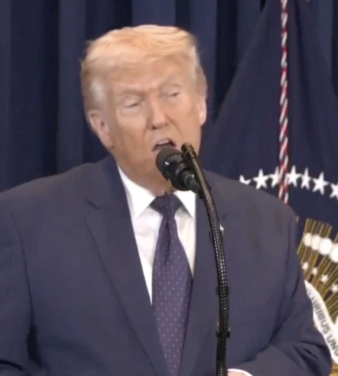 އީރާނަށް ބޮންއެޅިކަމުގެ ތުހުމަތުތަކުން ސަލާމަތްވުމަށް ޓްރަމްޕް މަސައްކަތް ކުރައްވަނީ: ކުޝްނާ އާއި އެހެން ފަރާތްތަކުގެ ބޮލުގައި އެޅުވުމަށް މަސައްކަތްކުރާ ކަމަށް ރިޕޯޓް