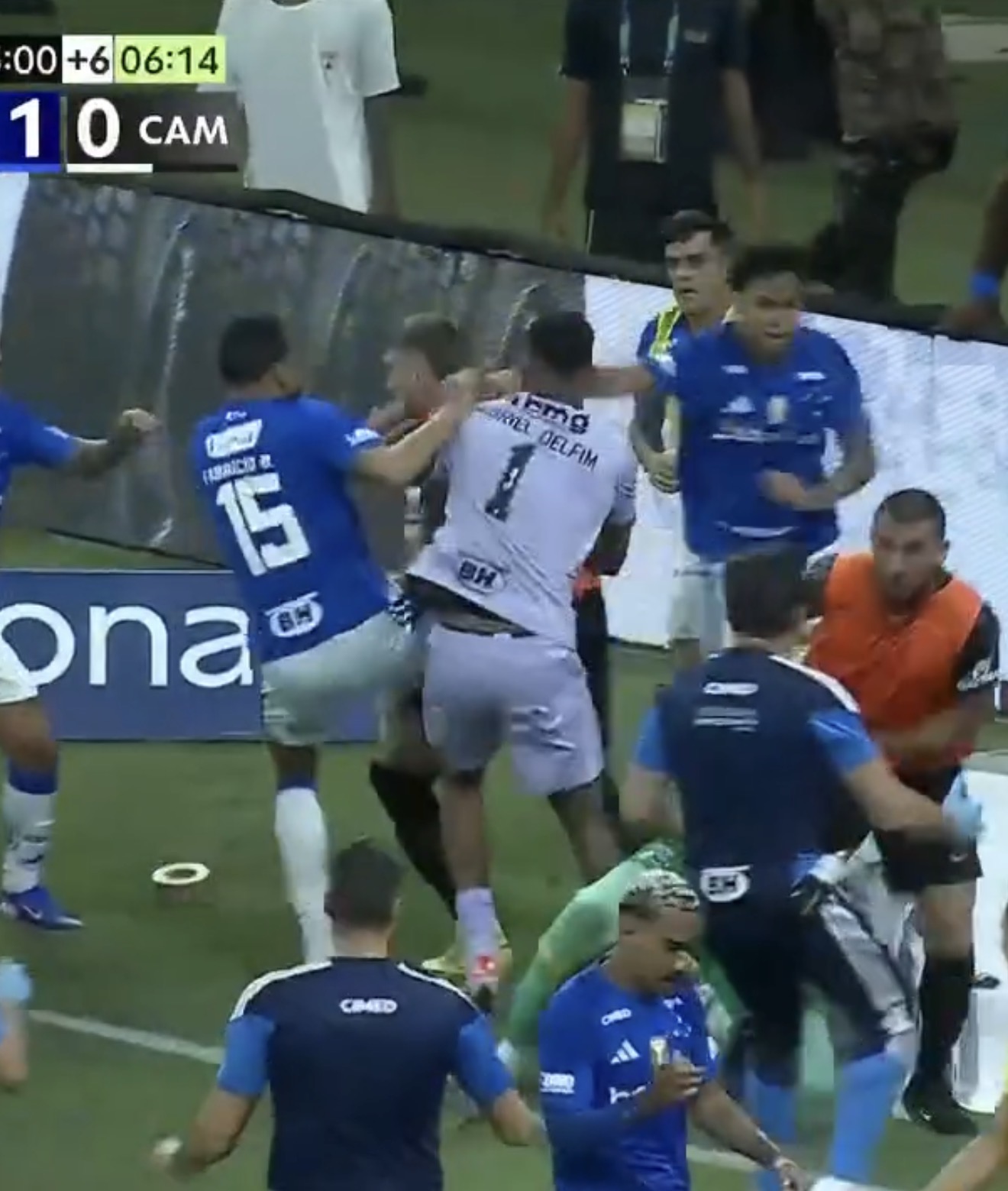 ބްރެޒިލް ފުޓްބޯޅަ މެޗެއްގައި ހިނގި ބޮޑު ހަމަނުޖެހުމެއް: 23 ކުޅުންތެރިއަކަށް ރަތް ކާޑު