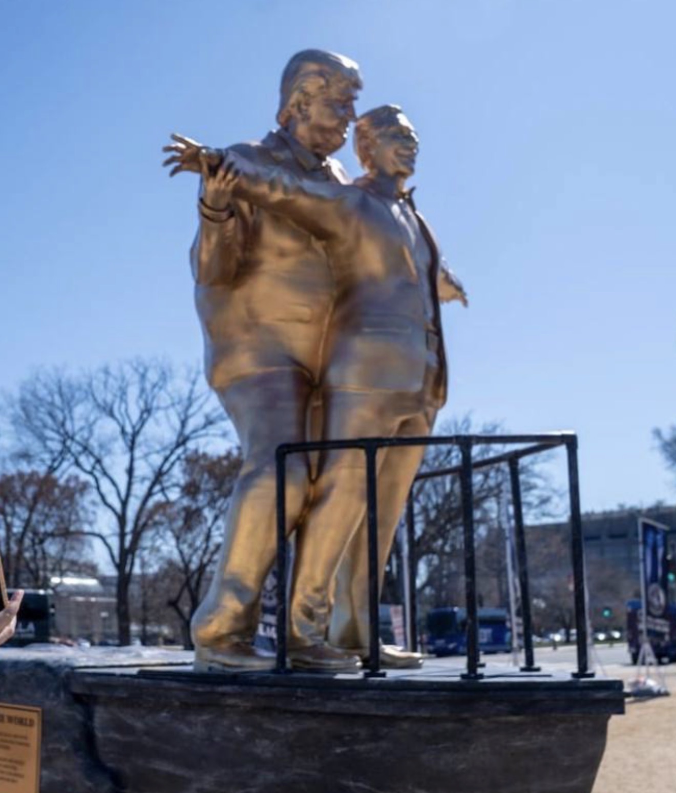 ވޮޝިންޓަންގައި ޓްރަމްޕް-އެޕްސްޓީންގެ ބުދެއް: ސިޔާސީ އާޓްގެ ބަހުސެއް ފެށިއްޖެ