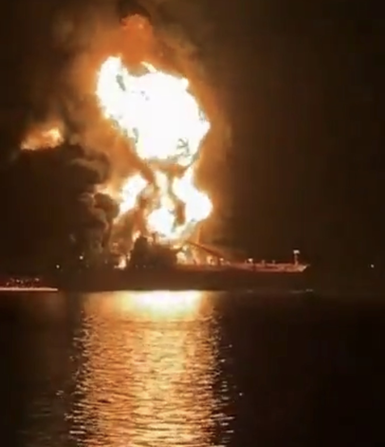 އިރާގުގެ ކަނޑު ސަރަހައްދުގައި ދެ ތެޔޮ ޓޭންކަރަކަށް ހަމަލާދީފި.  ތުޙުމަތު  އީރާނަށް