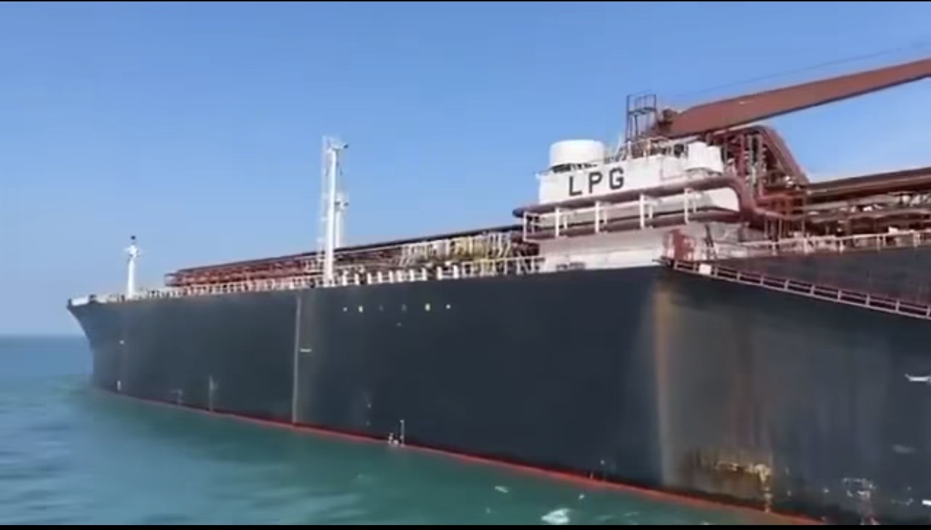 އީރާނުން ޑޮލަރަށް ގޮންޖަހައިފި:  ދެން ހޮރްމުޒް ކަނޑުއޮޅިން ދަތުރުކުރެވޭނީ ޑޮލަރު ނޫން ކަރަންސީއަކުން މުއާމަލާތުކުރާ ގައުމުތަކުގެ އުޅަނދުތަކަށް