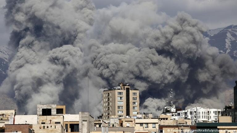 އިޒްރޭލާއި އެމެރިކާއަށް ހިތްދަތި ރެއެއް: ގަލްފުގެ ތެޔޮ މަރުކަޒުތަކަށް ވަރުގަދަ ހަމަލާތަކެއް ދީ ތެލްއަވީވް ބިރުވެރިކަމެއްގެ ތެރެއަށް ވައްޓާލައިފި