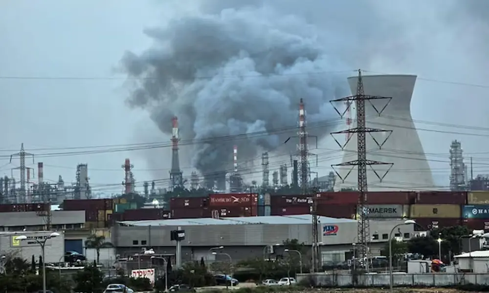 އީރާނުން އިޒްރޭލުގެ އެންމެ ބޮޑު ތެޔޮ ސާފުކުރާ ކާރުޚާނާއަށް ވަރުގަދަ މިސައިލް ހަމަލާއެއް ދީފިއެވެ.