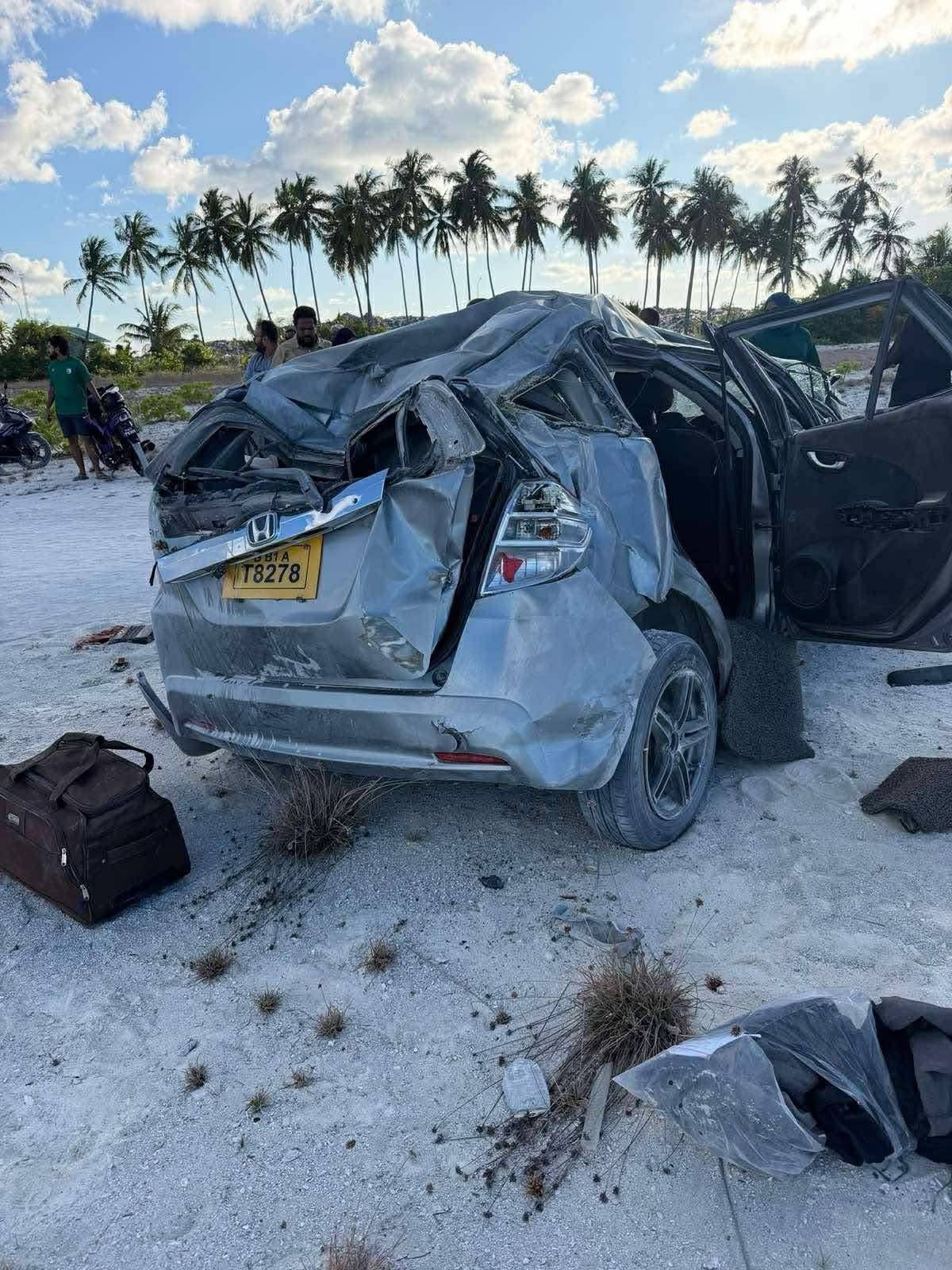 އައްޑޫ ހިތަދޫގައި ބާރު ސްޕީޑުގައި ދުއްވި ކާރެއް ފުރޮޅާލައި، ޑްރައިވަރަށް ސީރިއަސް އަނިޔާ