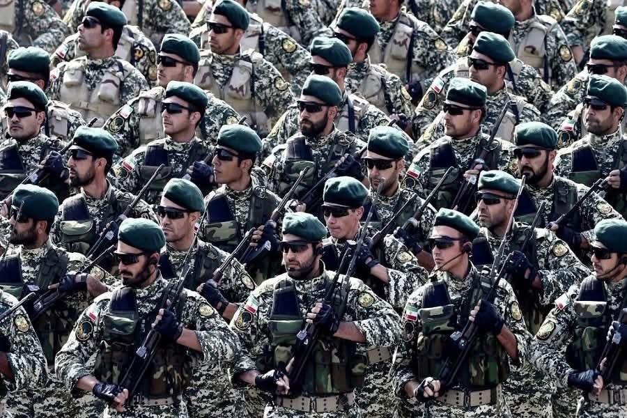 އެމެރިކާއާ ކުރިމަތިލާން އީރާނުން މިލިއަނަށް ވުރެ ގިނަ ސިފައިން ތައްޔާރުކުރަނީ: ބޮޑު ހަނގުރާމައެއްގެ ނަޒަރު