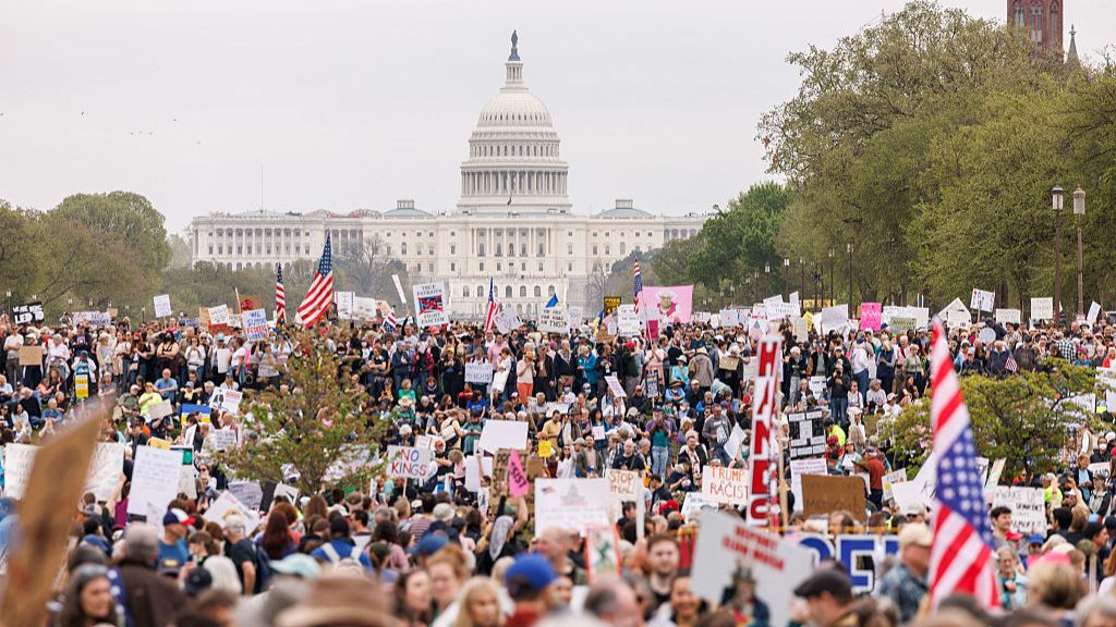 ޓުރަމްޕާ ދެކޮޅު 'ނޯ ކިންގް' އެއްވުންތައް ހަމަނުޖެހުންތަކަށް ބަދަލުވެ، އެމެރިކާ ހަލަބޮލިކަމުގެ ތެރޭގައި